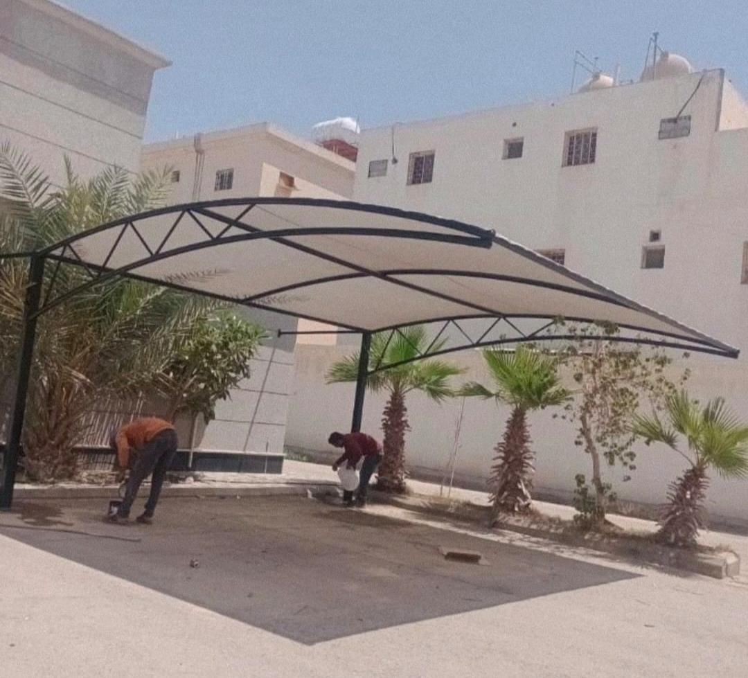 تركيب مظلات سيارات قماش PVC كوري معلقة بدون أعمدة أمامية لفلل الرياض. تركيب مظلات سيارات قماش PVC كوري معلقة بدون أعمدة أمامية لفلل الرياض.