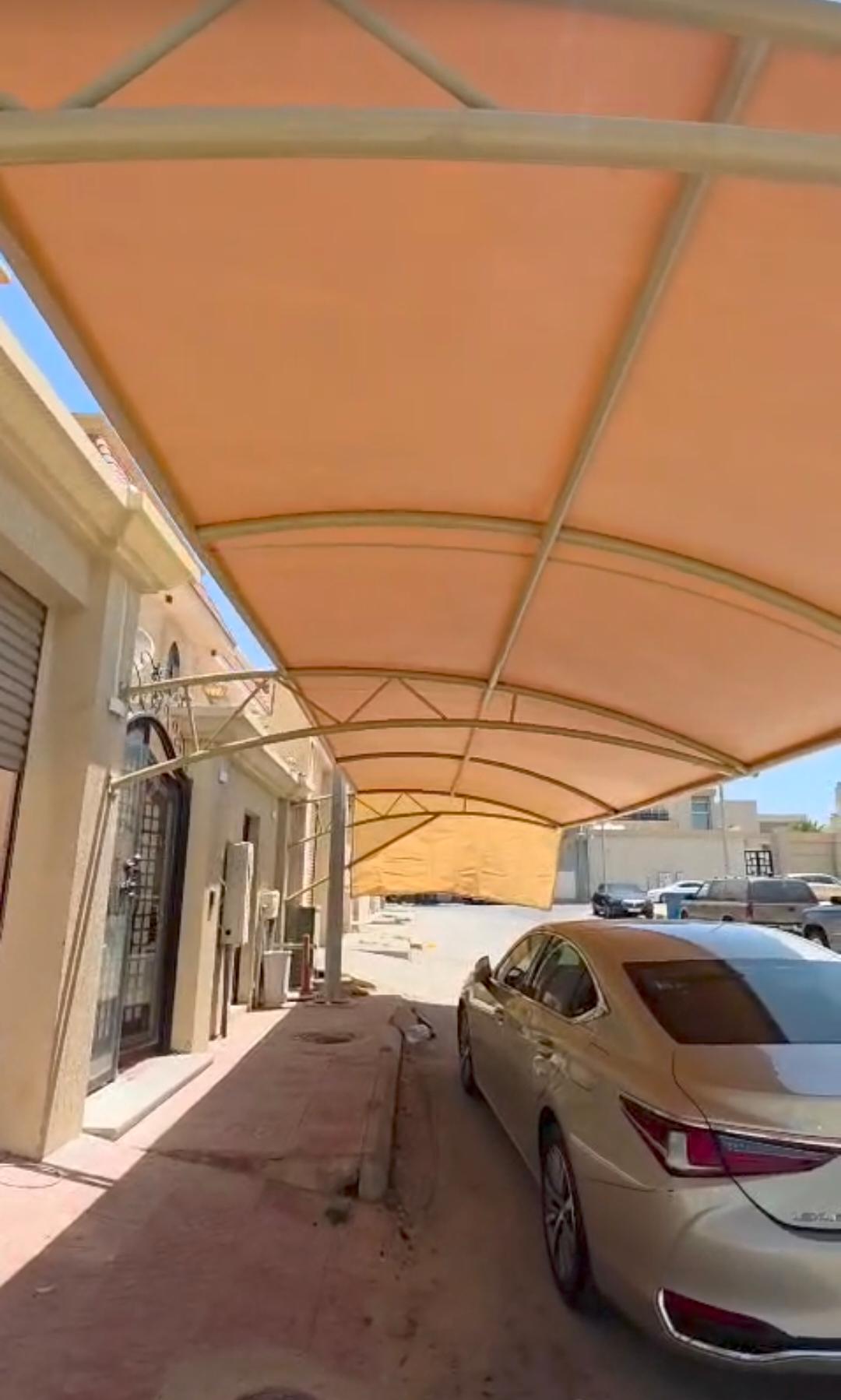 تركيب مظلة سيارة قماش كوري PVC مقاومة للحرارة في حوش فيلا بالرياض. تركيب مظلة سيارة قماش كوري PVC مقاومة للحرارة في حوش فيلا بالرياض.