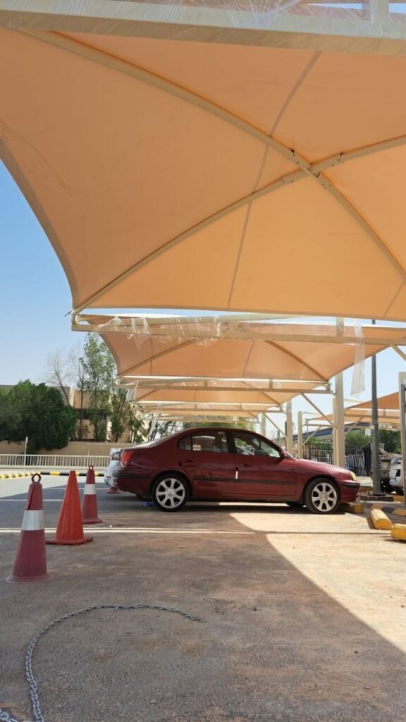 مظلات قماش للسيارات أمام المنزل