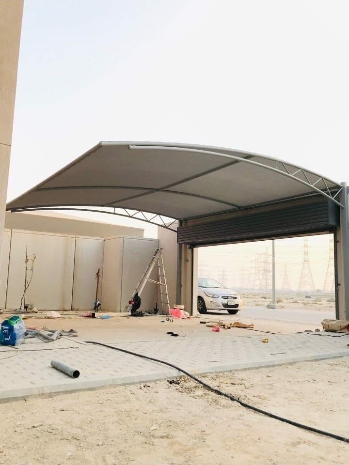 مظلات سيارات خارجية مقاومة للعوامل الجوية.